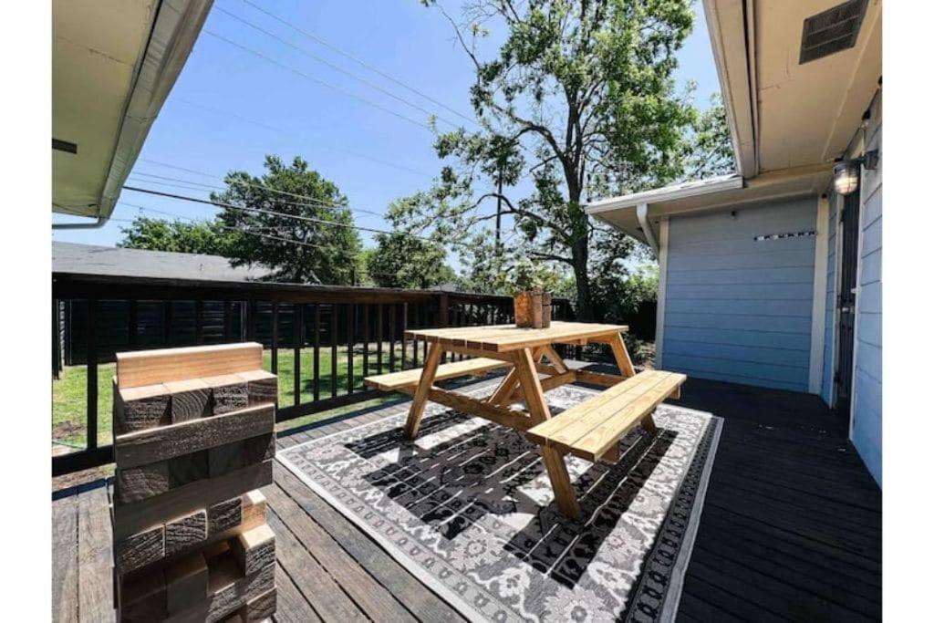 Holiday home King Bed / 10min To Dwntwn / Pets / Backyard Deck