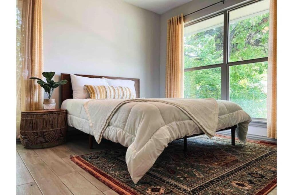 King Bed / 10min To Dwntwn / Pets / Backyard Deck Holiday home Dallas