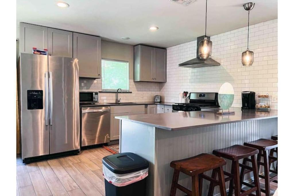 King Bed / 10min To Dwntwn / Pets / Backyard Deck
