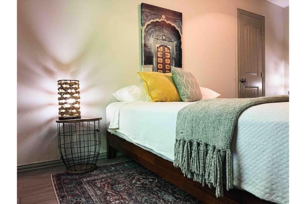 Holiday home King Bed / 10min To Dwntwn / Pets / Backyard Deck Dallas