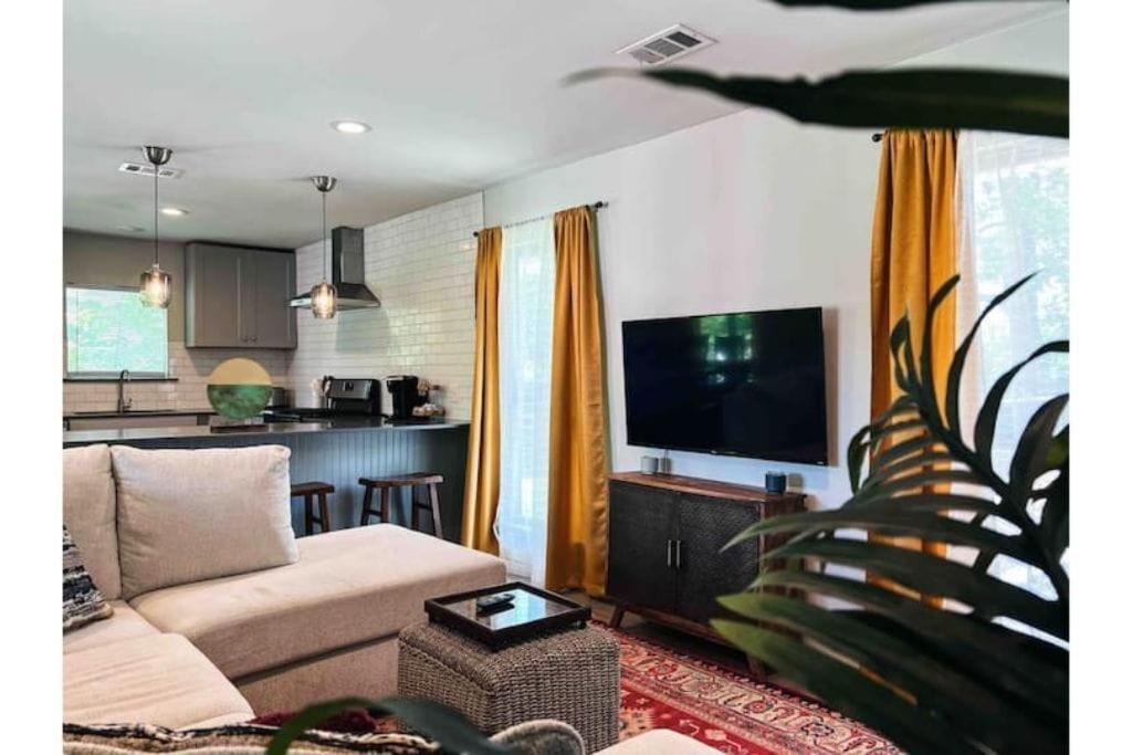 King Bed / 10min To Dwntwn / Pets / Backyard Deck *