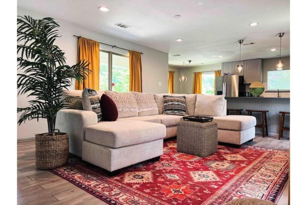 King Bed / 10min To Dwntwn / Pets / Backyard Deck * Dallas
