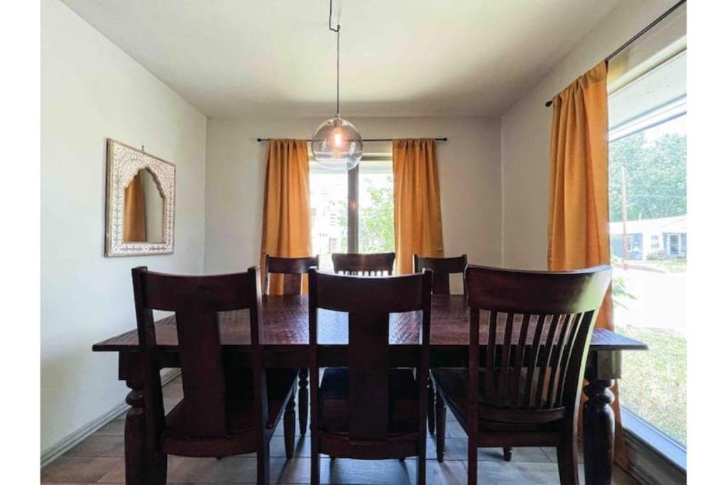 Holiday home King Bed / 10min To Dwntwn / Pets / Backyard Deck