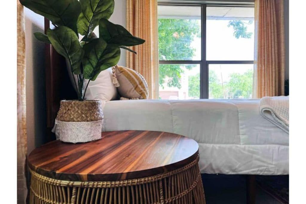 Holiday home King Bed / 10min To Dwntwn / Pets / Backyard Deck