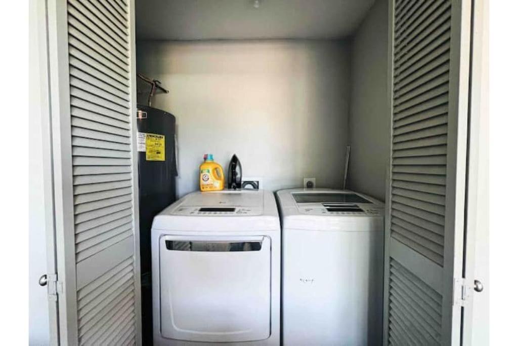 Holiday home King Bed / 10min To Dwntwn / Pets / Backyard Deck Dallas