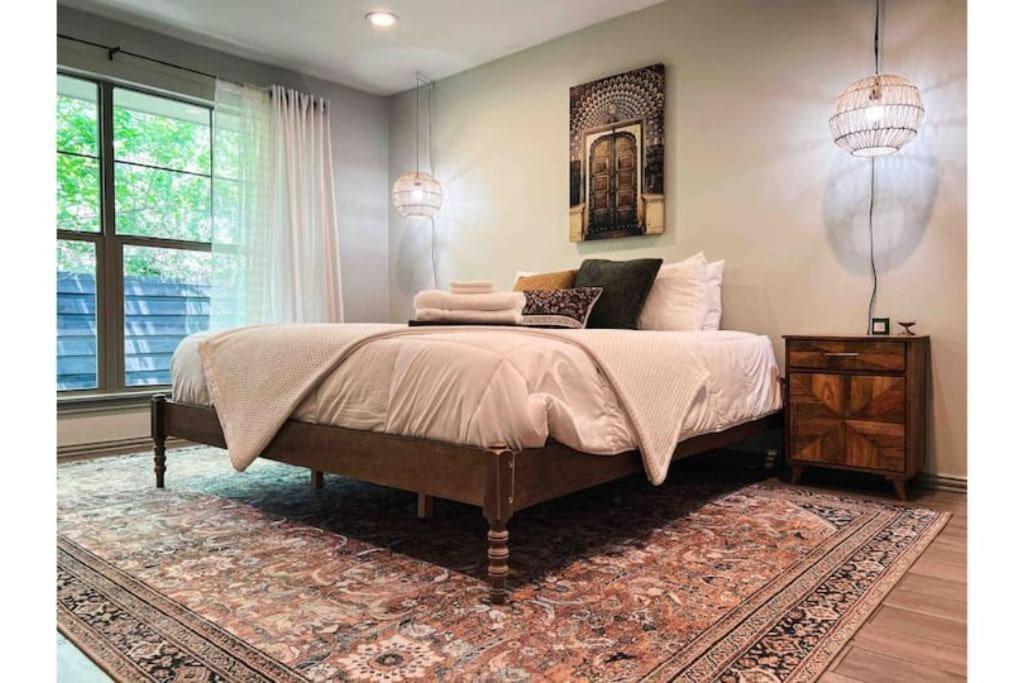 King Bed / 10min To Dwntwn / Pets / Backyard Deck *