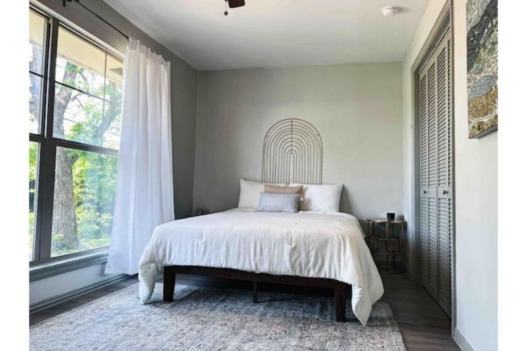 King Bed / 10min To Dwntwn / Pets / Backyard Deck