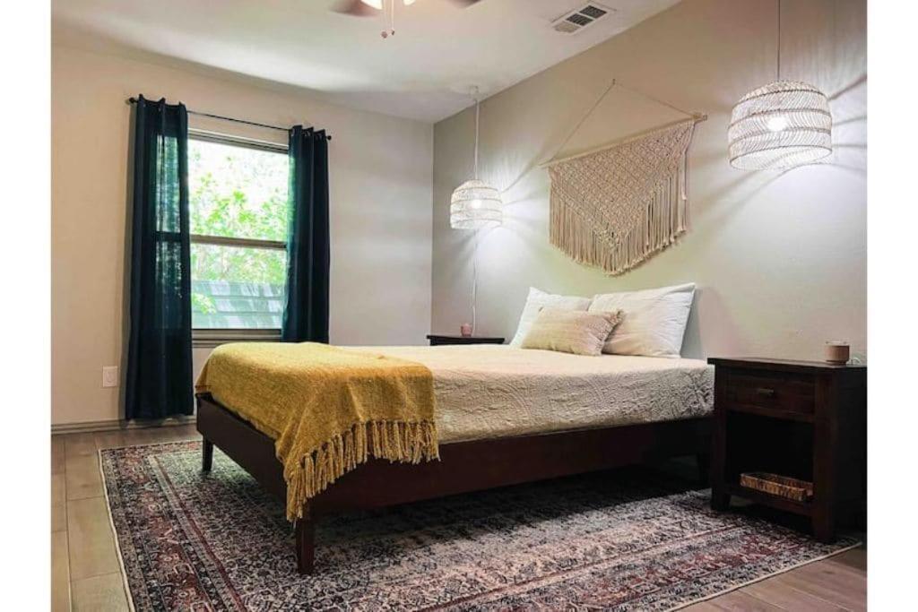King Bed / 10min To Dwntwn / Pets / Backyard Deck Dallas