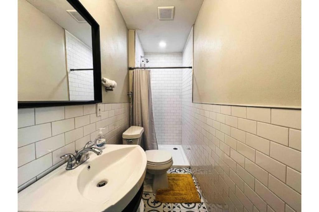 King Bed / 10min To Dwntwn / Pets / Backyard Deck *