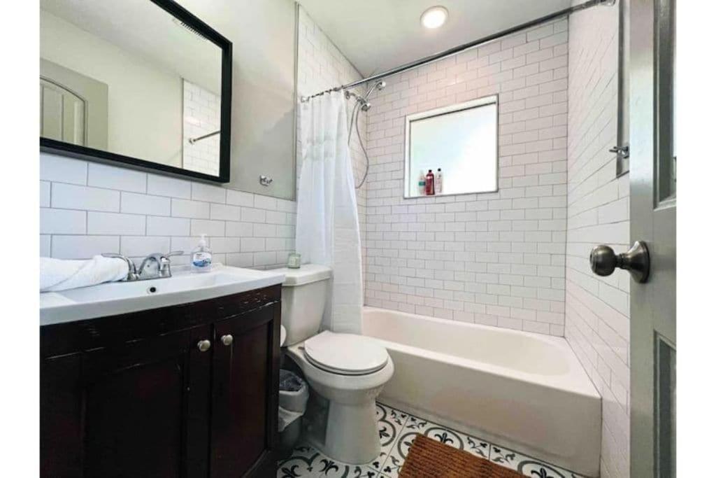 Holiday home King Bed / 10min To Dwntwn / Pets / Backyard Deck *