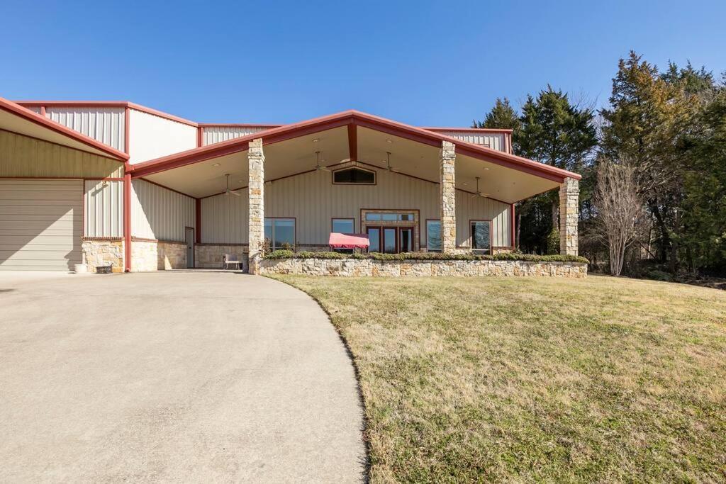 Texas Ranch House With 5 Bedroom And Fish Pond