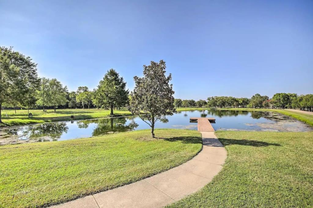 Texas Ranch House With 5 Bedroom And Fish Pond *