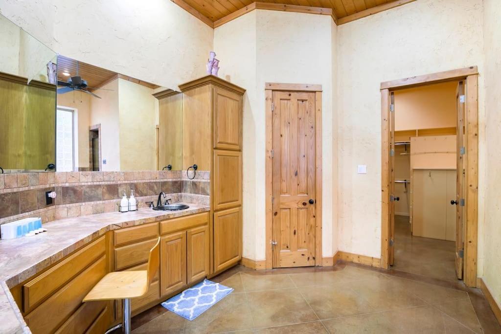 Texas Ranch House With 5 Bedroom And Fish Pond