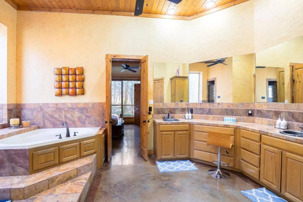 Texas Ranch House With 5 Bedroom And Fish Pond Holiday home