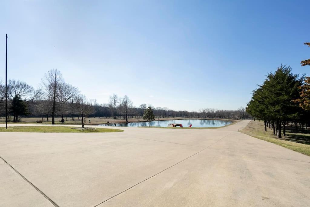 Texas Ranch House With 5 Bedroom And Fish Pond