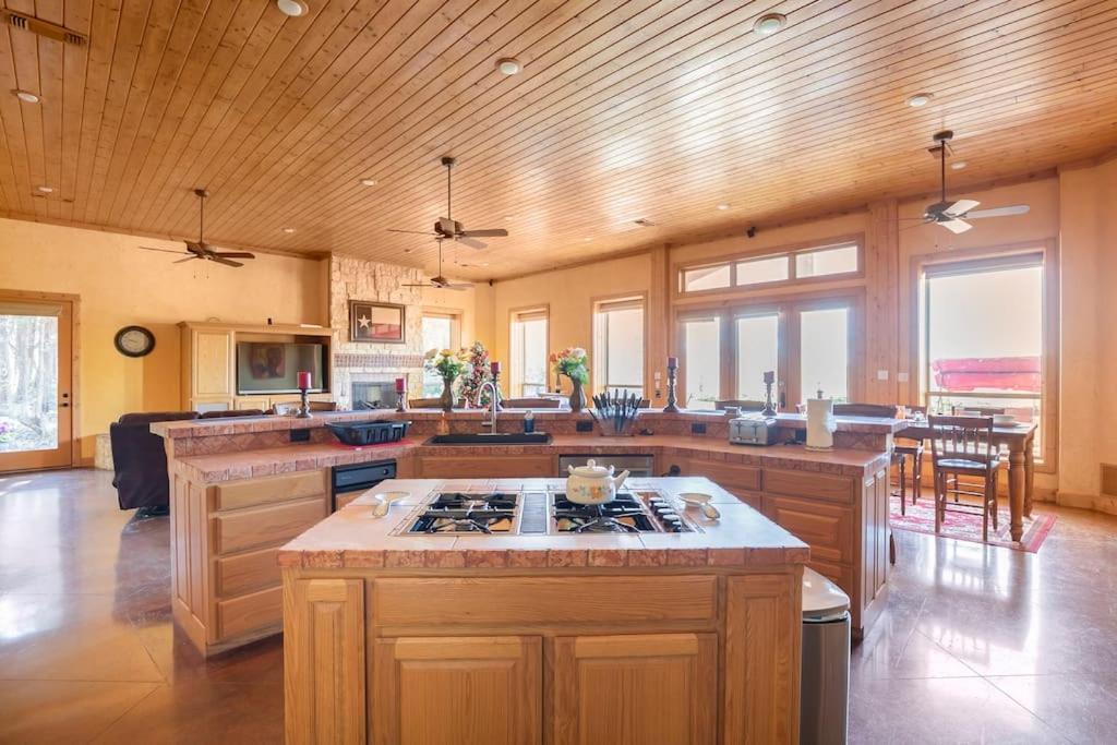 Texas Ranch House With 5 Bedroom And Fish Pond