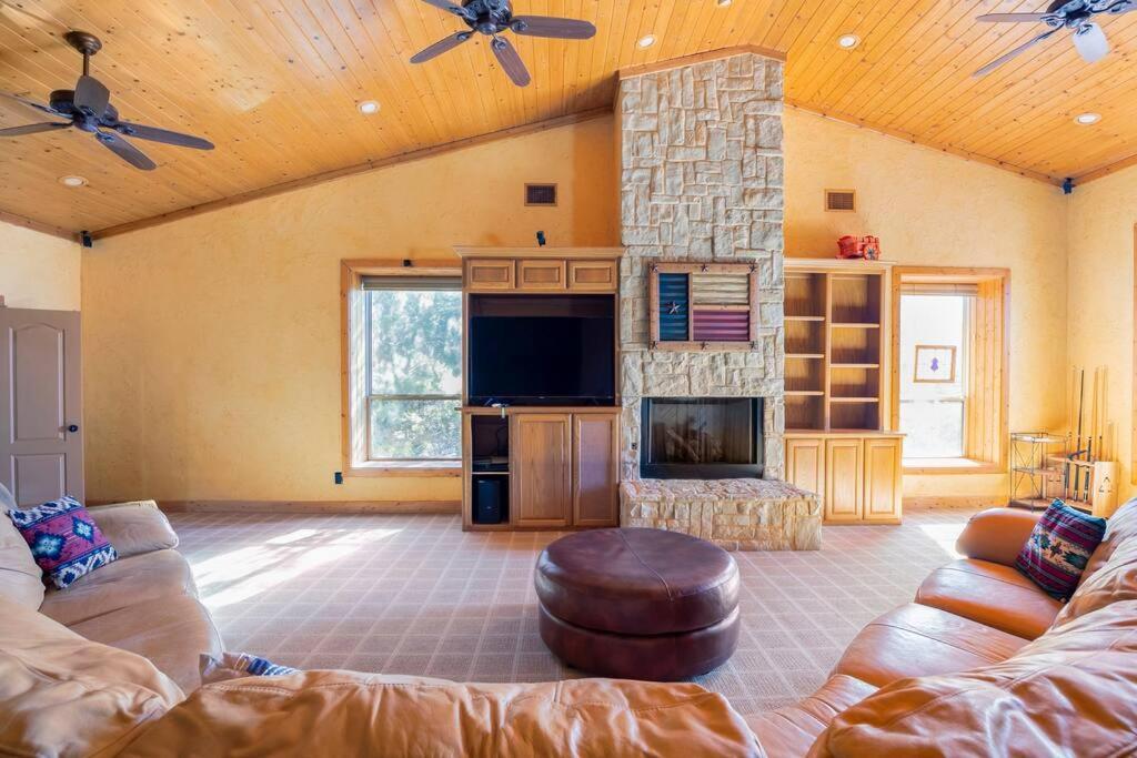 Texas Ranch House With 5 Bedroom And Fish Pond Holiday home *
