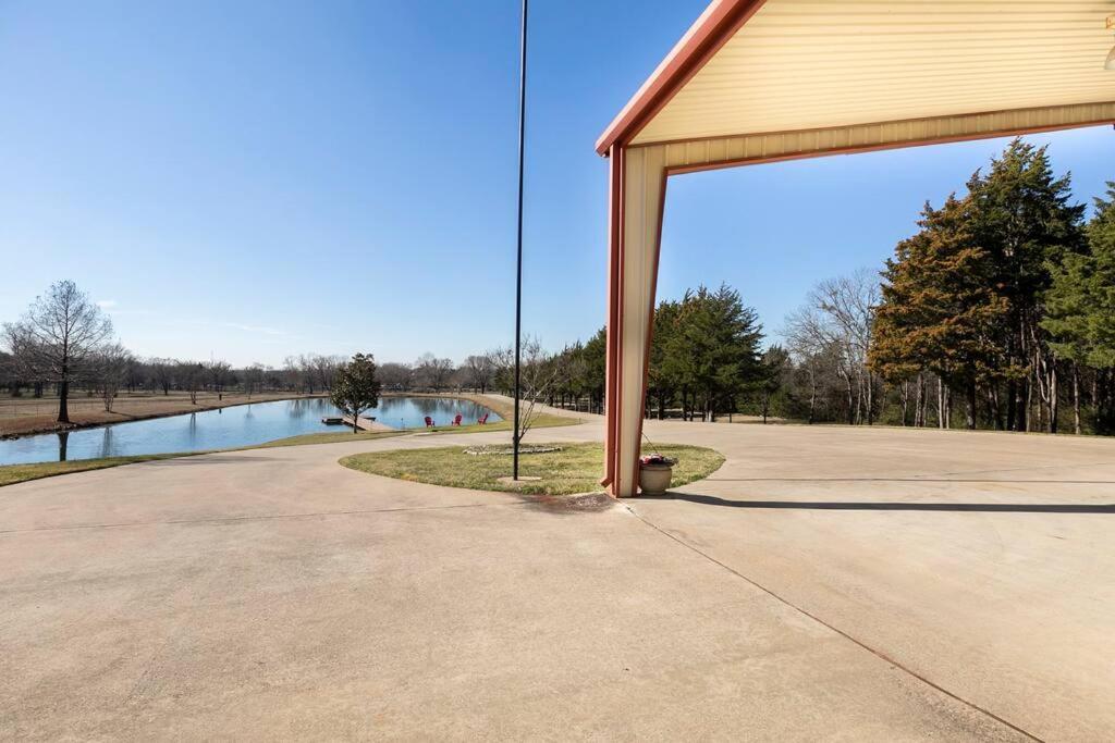 Texas Ranch House With 5 Bedroom And Fish Pond *