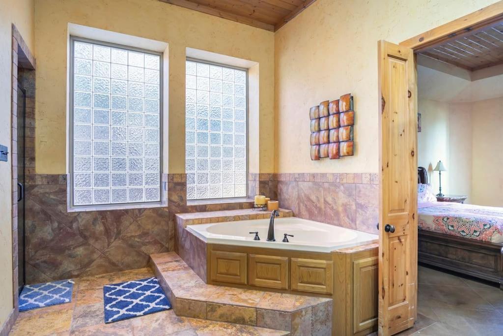 Holiday home Texas Ranch House With 5 Bedroom And Fish Pond *