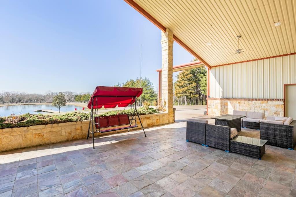 Texas Ranch House With 5 Bedroom And Fish Pond