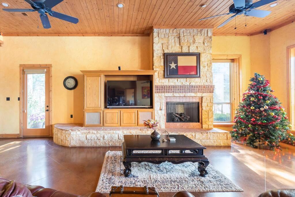 Texas Ranch House With 5 Bedroom And Fish Pond Dallas