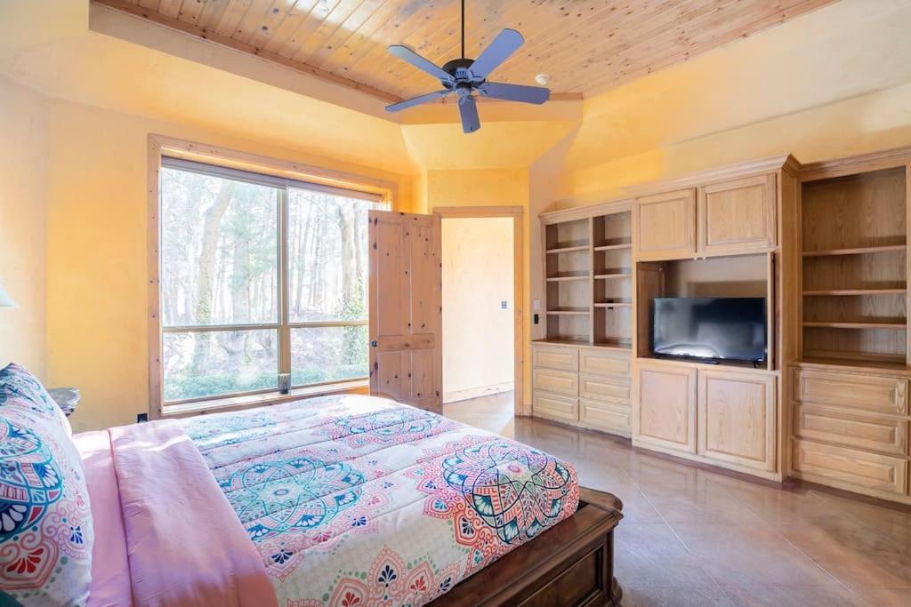 Texas Ranch House With 5 Bedroom And Fish Pond *