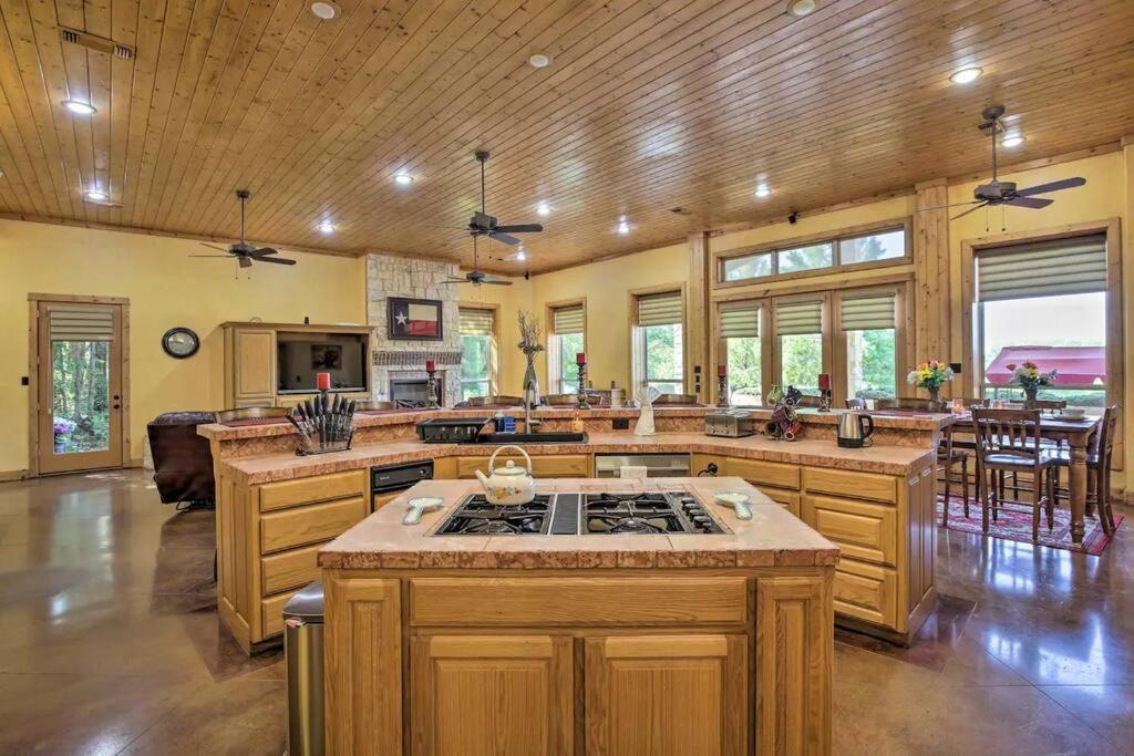 Texas Ranch House With 5 Bedroom And Fish Pond * Dallas