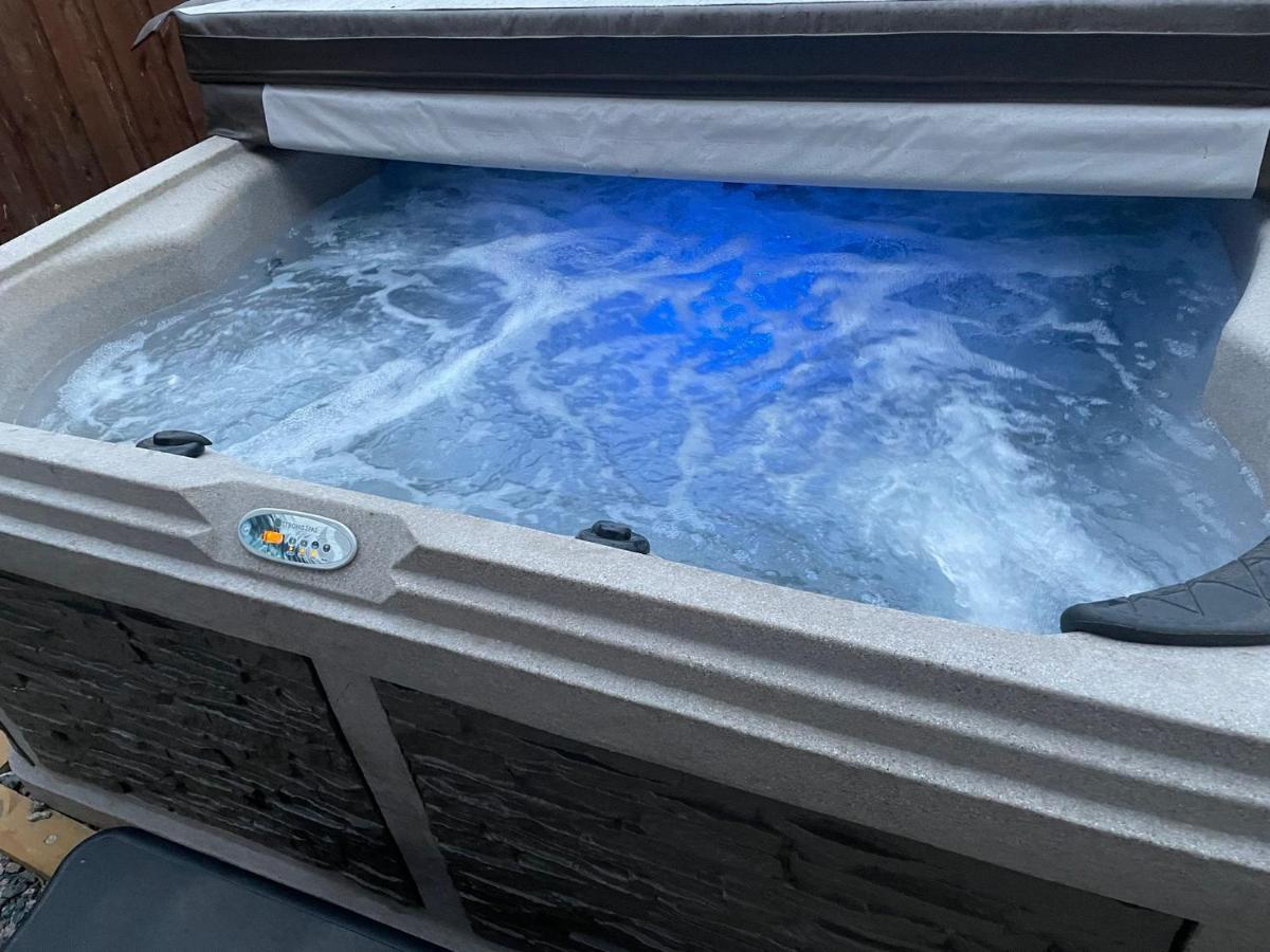 6 Bedroom Big W Hot Tub , Fire Pit & Basketballhoop