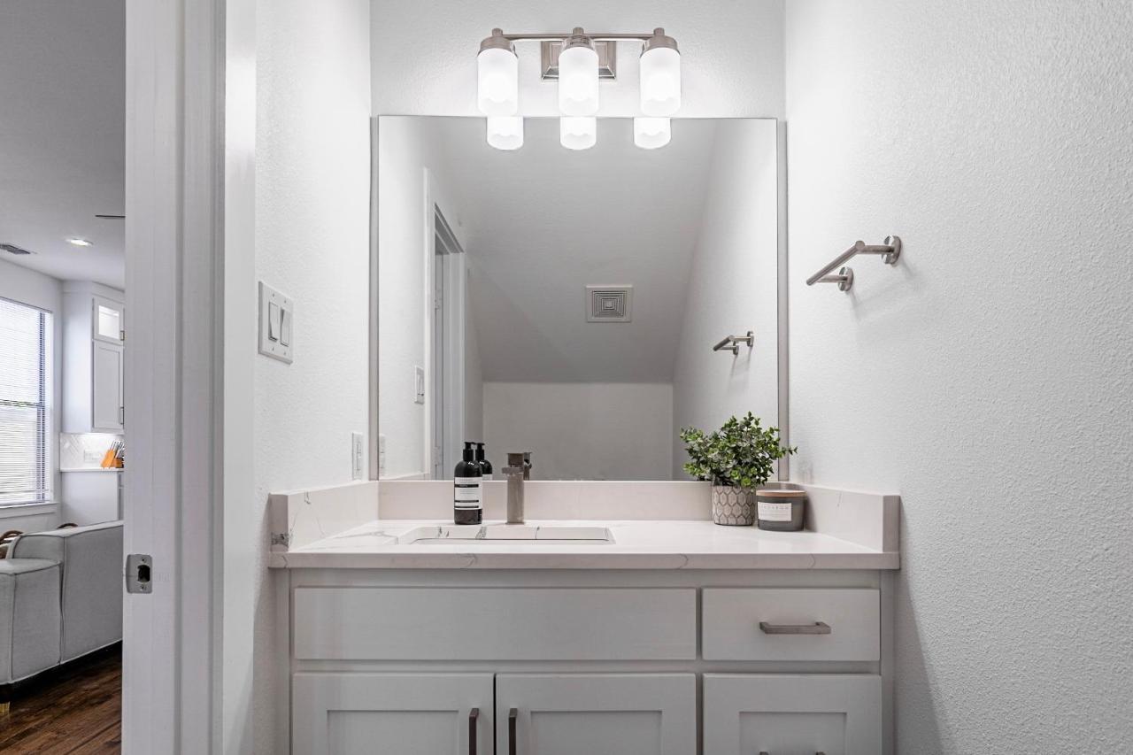 Beautiful Contemporary 4br Near Downtown *