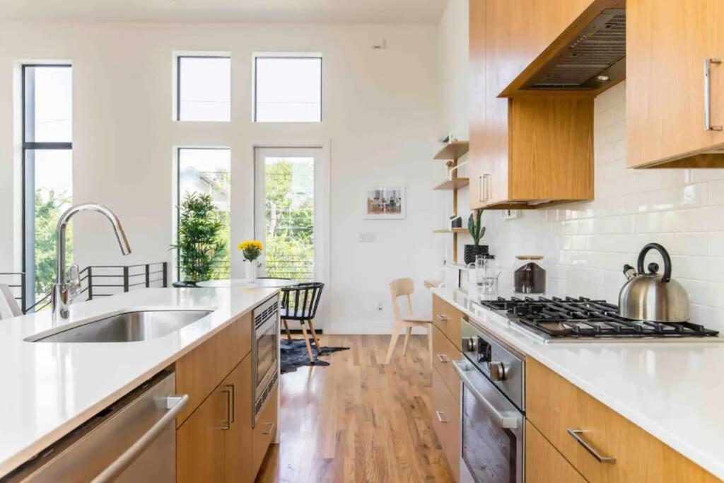 Glamorous Perfectly Located Luxury 2 Bed Townhome Holiday home