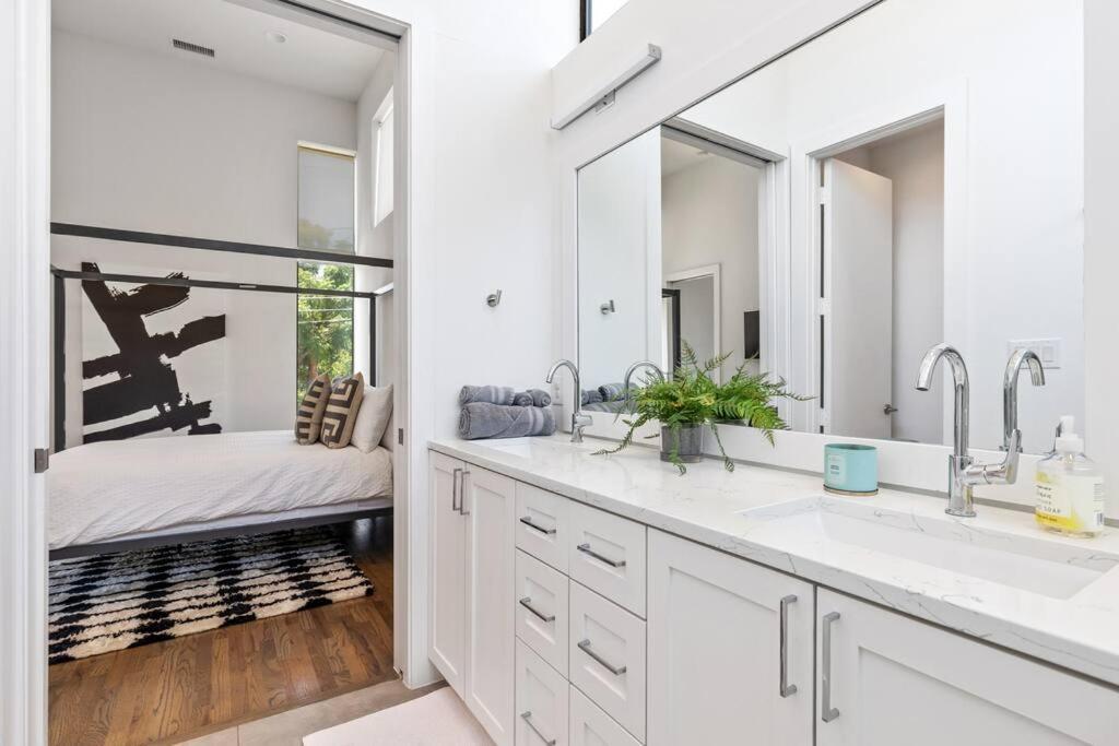 Beautiful Perfectly Located Luxury 2 Bed Townhome Holiday home Dallas