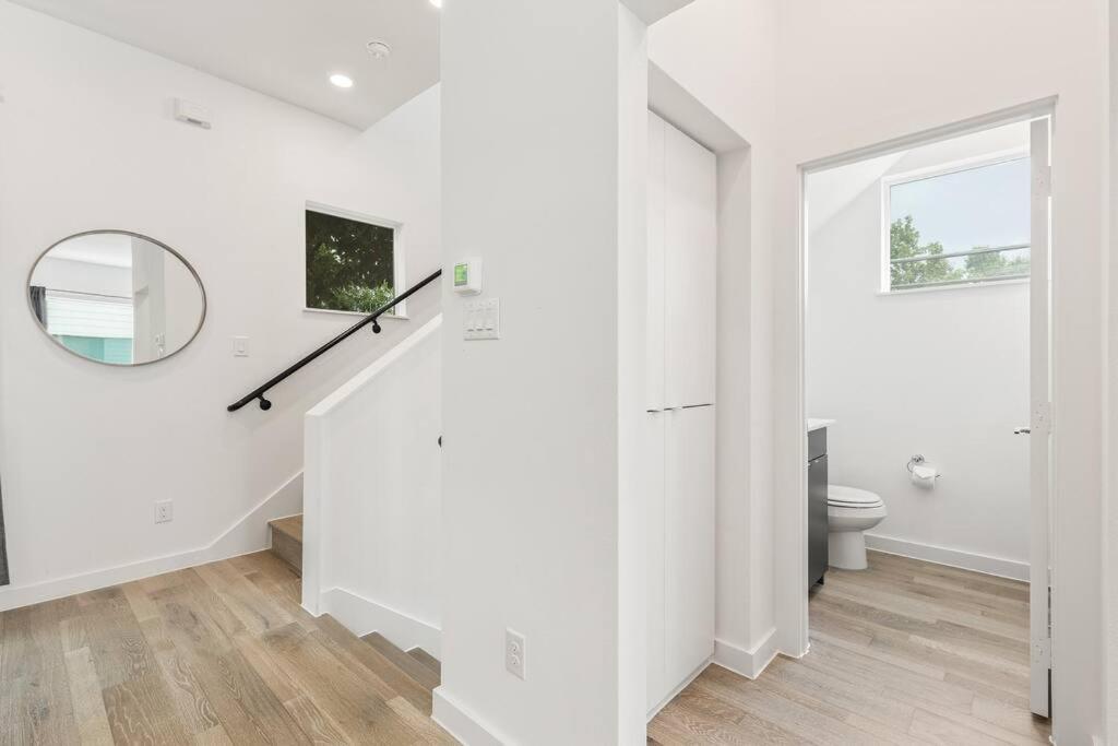 Deluxe 2-bed Townhome Close To Everything! Holiday home *