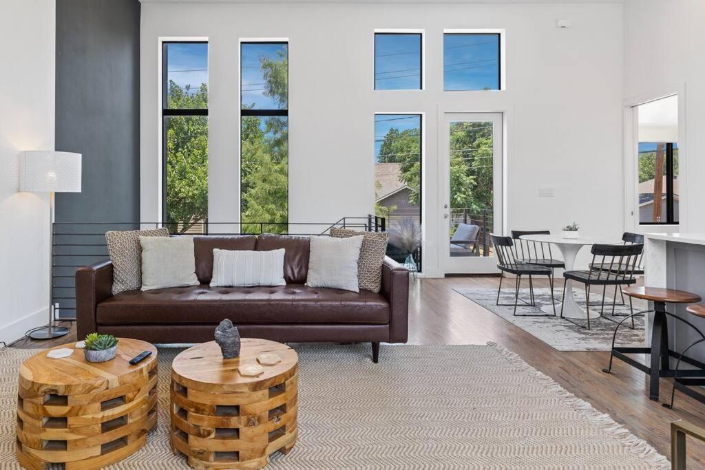 Beautiful Perfectly Located Luxury 2 Bed Townhome *