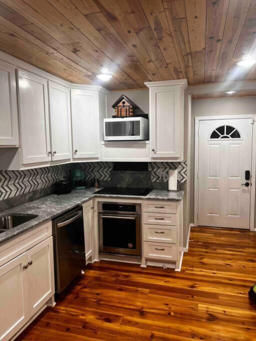 2 Bedroom Luxury Home.. Wooden Floors And Ceilings *