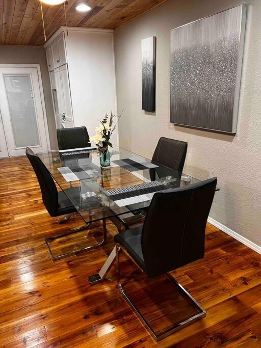 2 Bedroom Luxury Home.. Wooden Floors And Ceilings Holiday home Dallas