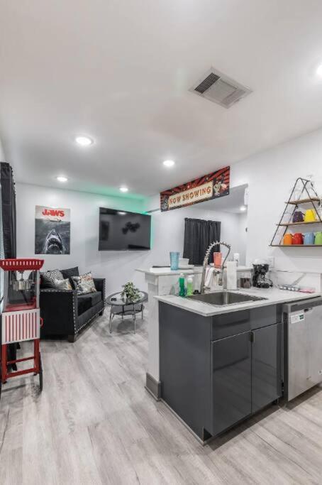 Matinee Madness Studio In Lower Greenville Apartment