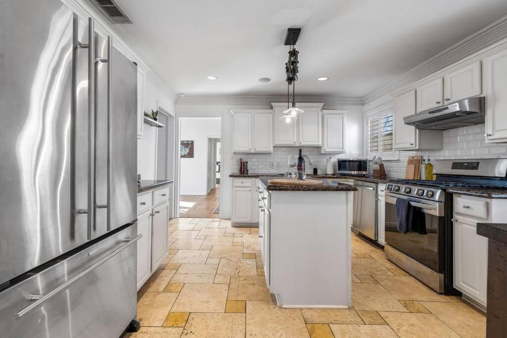 Cozy Group Friendly Oasis-perfect For Celebrations Holiday home Dallas