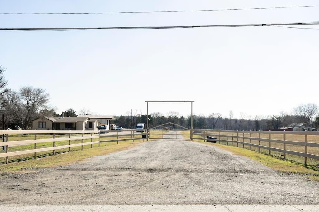 Texas Ranch House With 5 Bedroom And Fish Pond