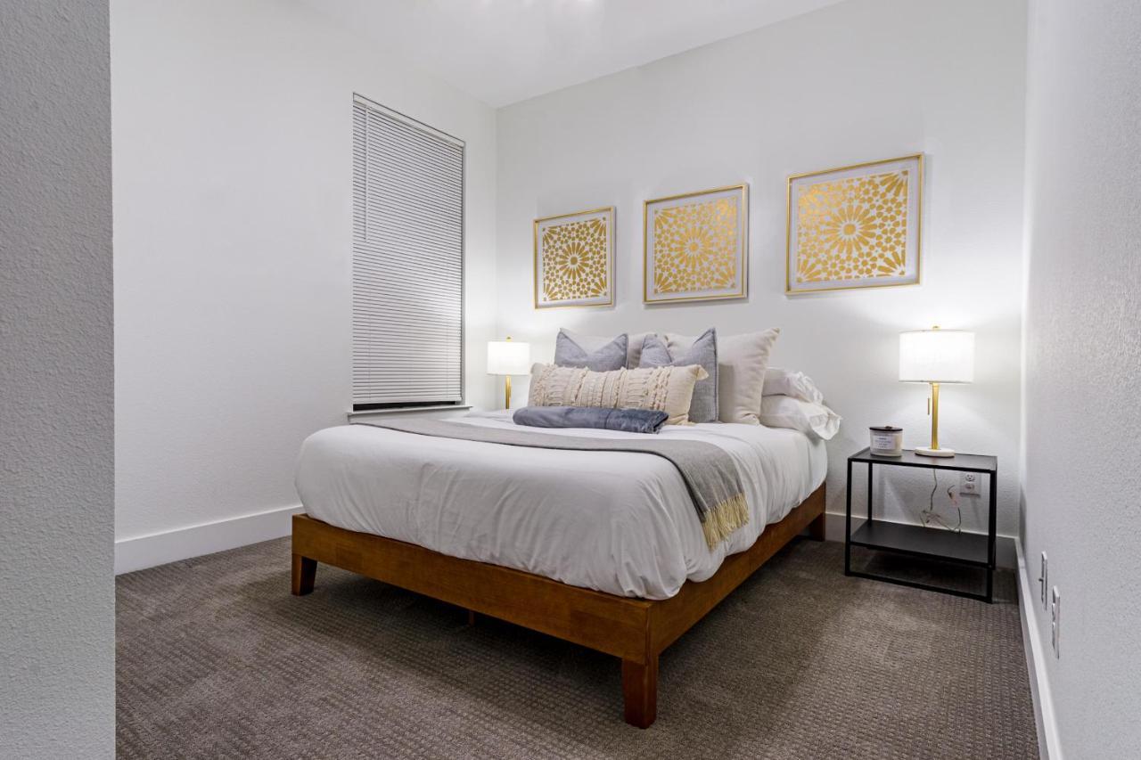 Beautiful Contemporary 4br Near Downtown *