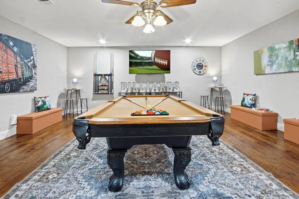 Awhile! Pool Table+ Fire-pit+ 4 Bedroom+ 2 Baths+ Game-room! Holiday home *