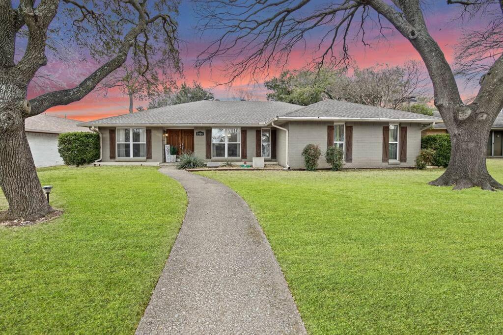 Holiday home Awhile! Pool Table+ Fire-pit+ 4 Bedroom+ 2 Baths+ Game-room!