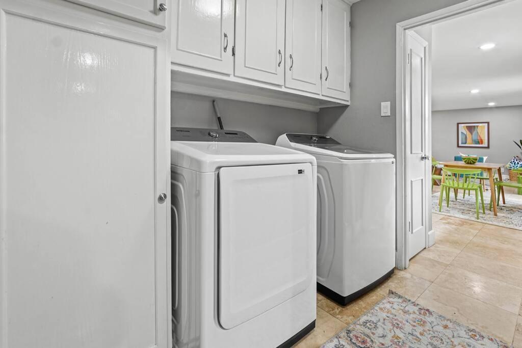 Holiday home Awhile! Pool Table+ Fire-pit+ 4 Bedroom+ 2 Baths+ Game-room!