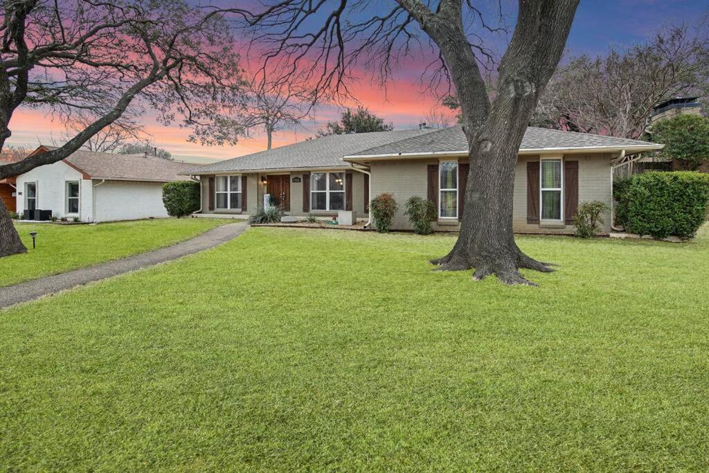 Awhile! Pool Table+ Fire-pit+ 4 Bedroom+ 2 Baths+ Game-room! Holiday home *