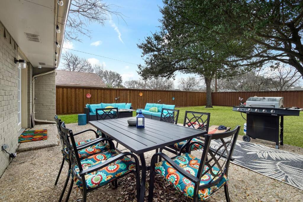 Awhile! Pool Table+ Fire-pit+ 4 Bedroom+ 2 Baths+ Game-room! Holiday home Dallas