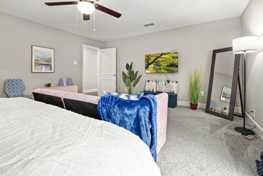 Awhile! Pool Table+ Fire-pit+ 4 Bedroom+ 2 Baths+ Game-room! * Dallas