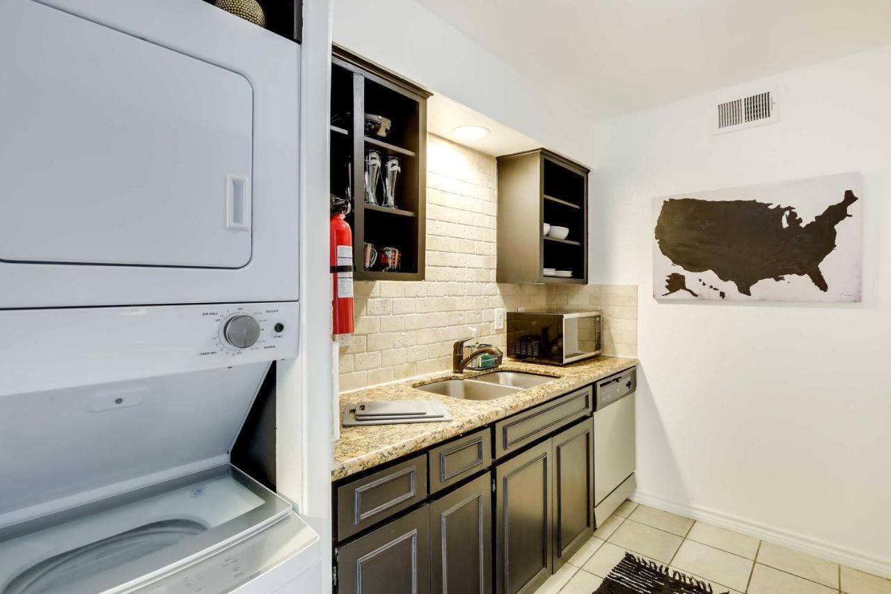 Apartment Contemporary With Pool Access!