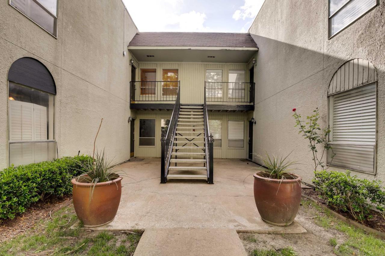 Contemporary With Pool Access! Dallas