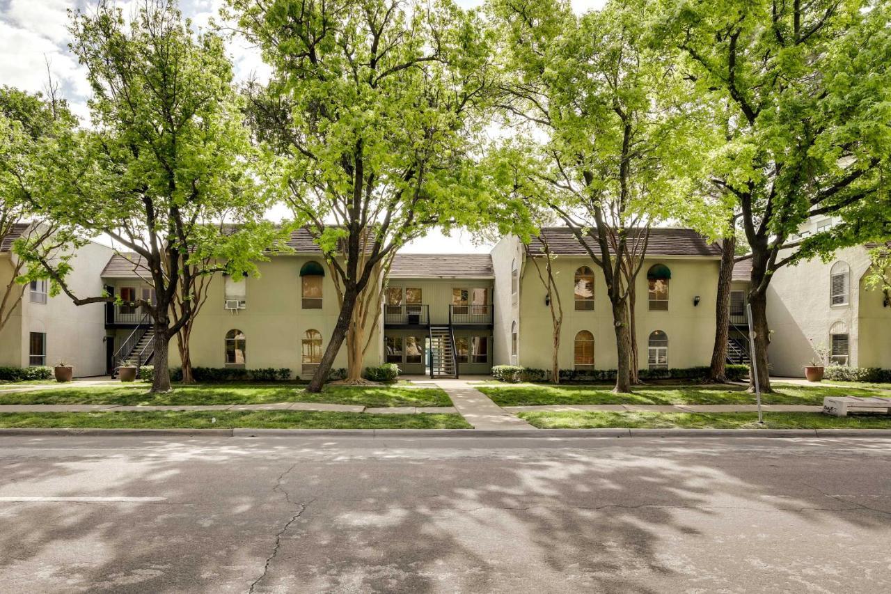 Contemporary With Pool Access! Dallas