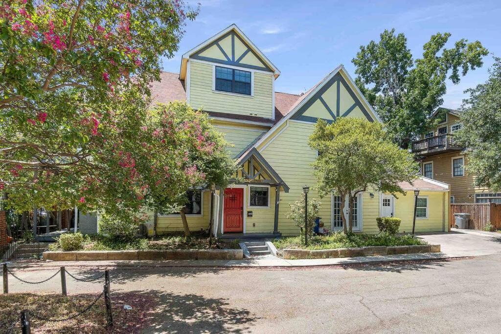 Yellow House Holiday home Dallas