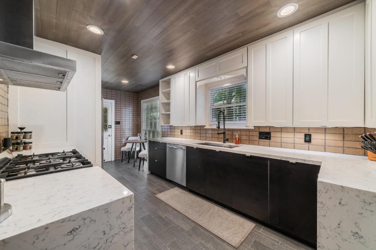 Sunset House - Luxury Pool And Hot Tub Retreat * Dallas